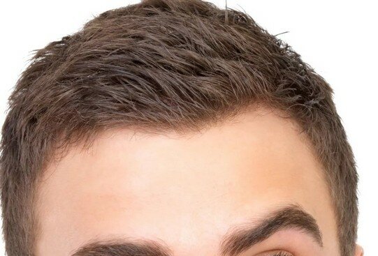 болит голова на бровями