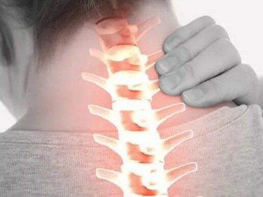 Болит шея с правой стороны отдает в голову что делать