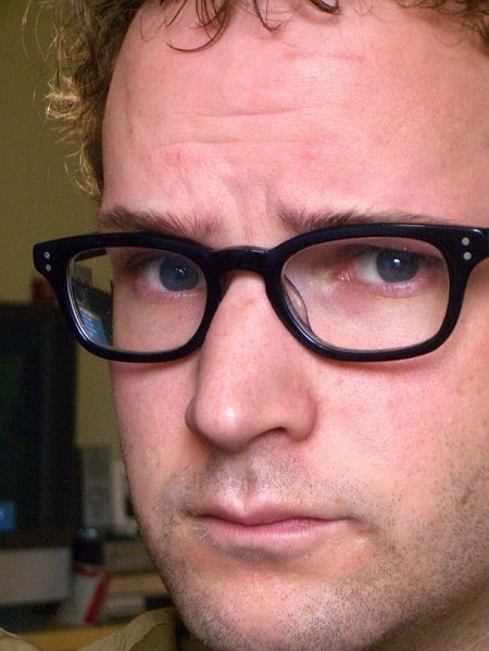 с чёрной оправой лечит гайморит