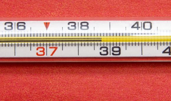 Для снижения температуры могут быть использованы как лекарства, так и физические методы охлаждения