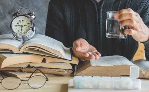 Мужчина пьет таблетки чтоб сосредоточиться