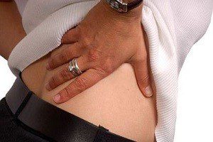 Болит спина справа внизу сзади отдает вперед