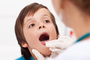 болит спина отдает желудок и горло