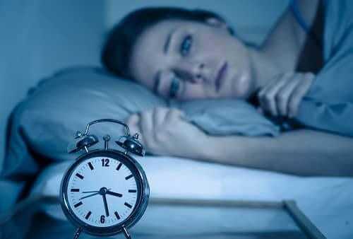 Приступ мигрени много часов у женщины в постели